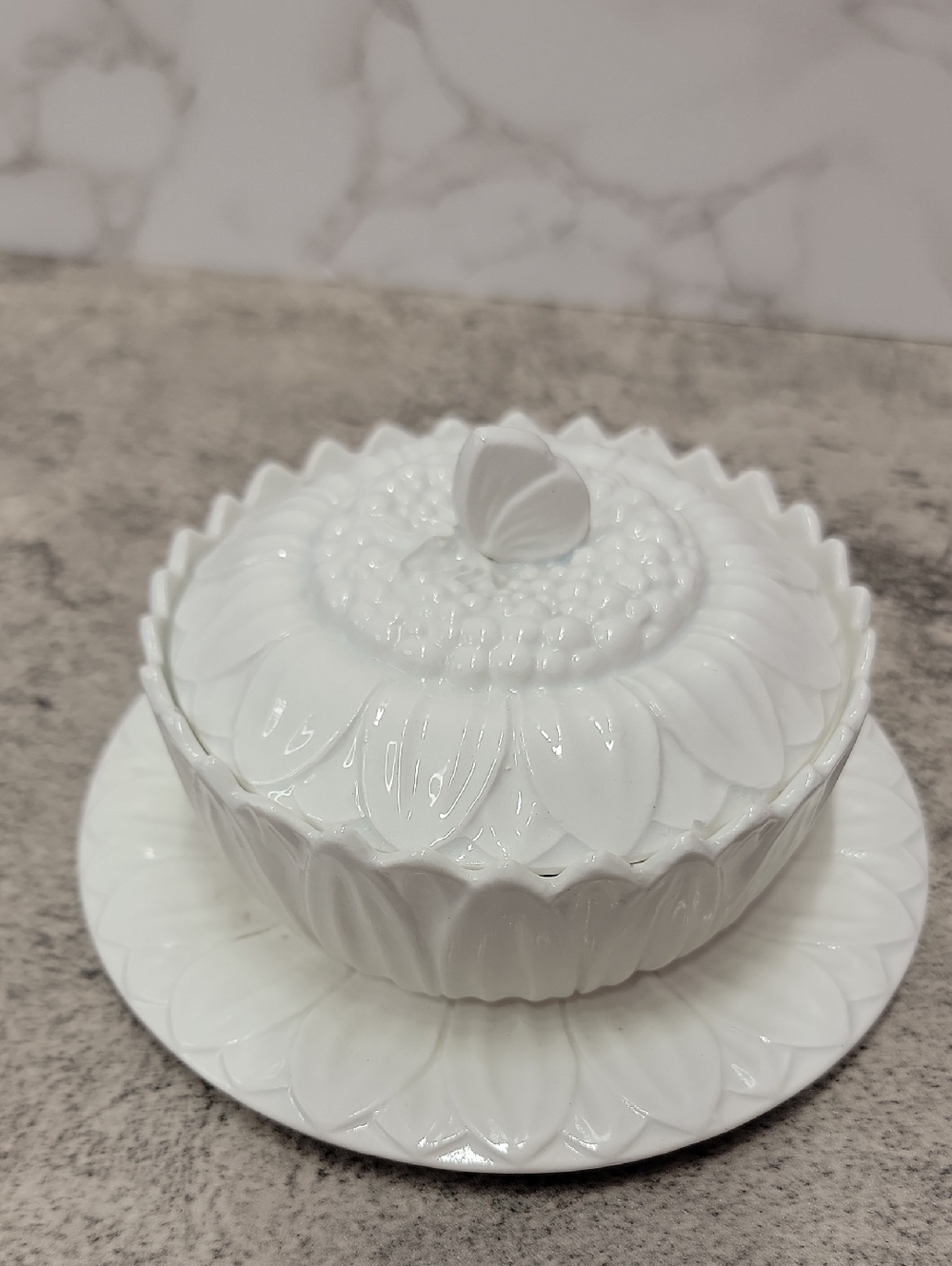 Vintage PV France Sunflower covered dish - Picture 3 of 10
